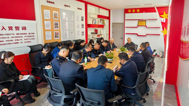 20251107 川西公司黨委副書記 副總經(jīng)理孫彬前往基層黨建工作聯(lián)系點(diǎn)宣講省委十二屆七次全會(huì)精神 (照片)_副本.jpg